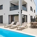 New ! Bellatrix 2 - Heated Pool And Jacuzzi Willa